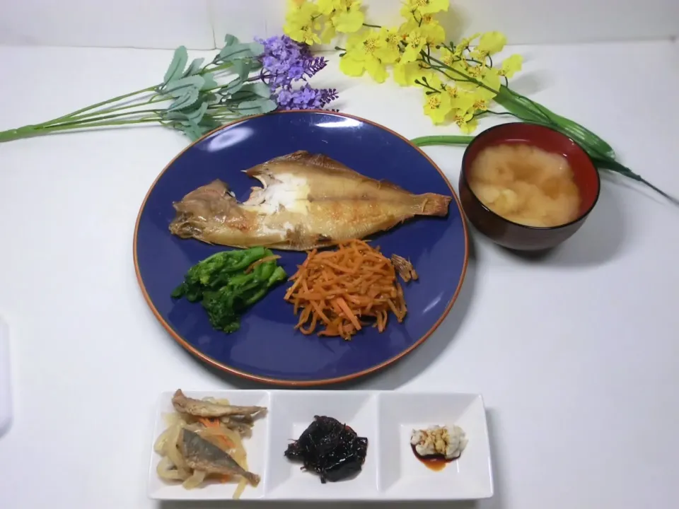 焼きカレイ  菜の花辛子和え  人参のキンピラ  麩の味噌汁|Hiroshi  Kimuraさん