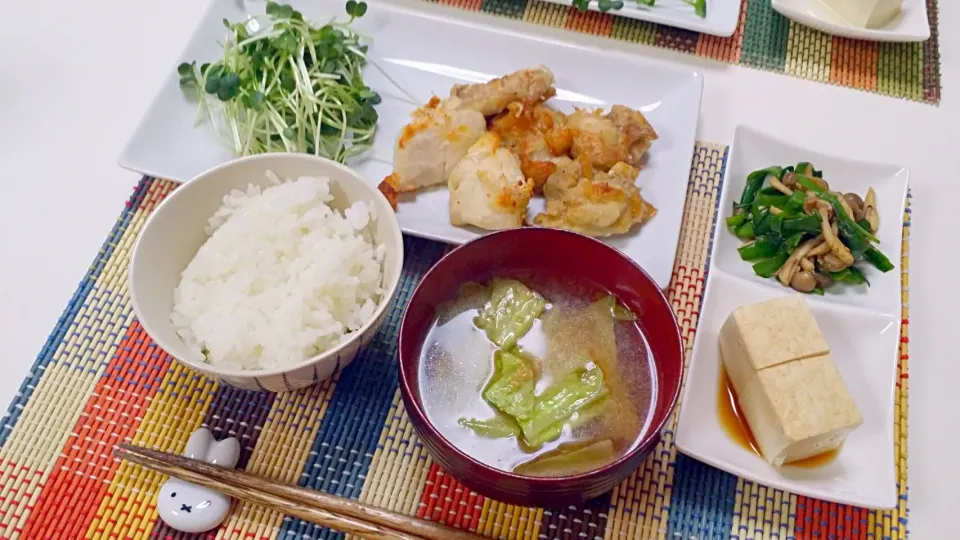 今日の夕食 唐揚げ、冷奴、しめじとにらの和え物、きゃべつの味噌汁|pinknari🐰🌈さん