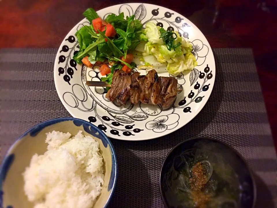 三崎鮪の串焼き、三浦きゃべつの浅漬、ルッコラとトマトのサラダ、三浦の若芽のお味噌汁|aiさん