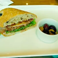 Beef slice sandwich @la bodega|michael Tamさん