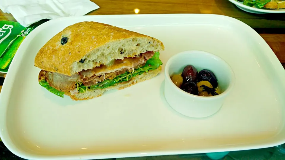 Beef slice sandwich @la bodega|michael Tamさん