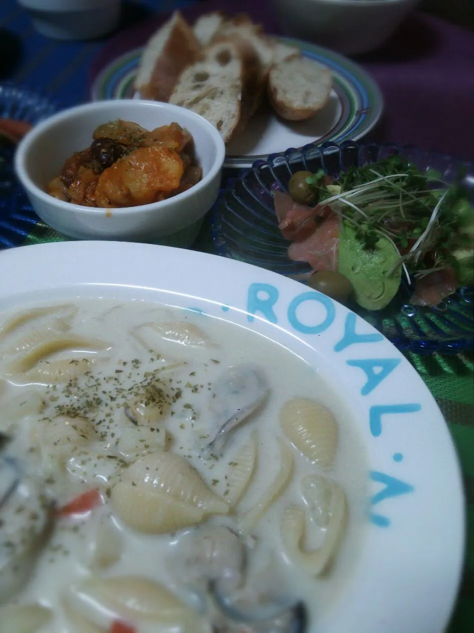 お夕飯♡牡蠣のチャウダー、アボカドとスモークサーモンのサラダ、サーディン&ビーンズのトマト煮込み|Yoko Oshima Sudaさん