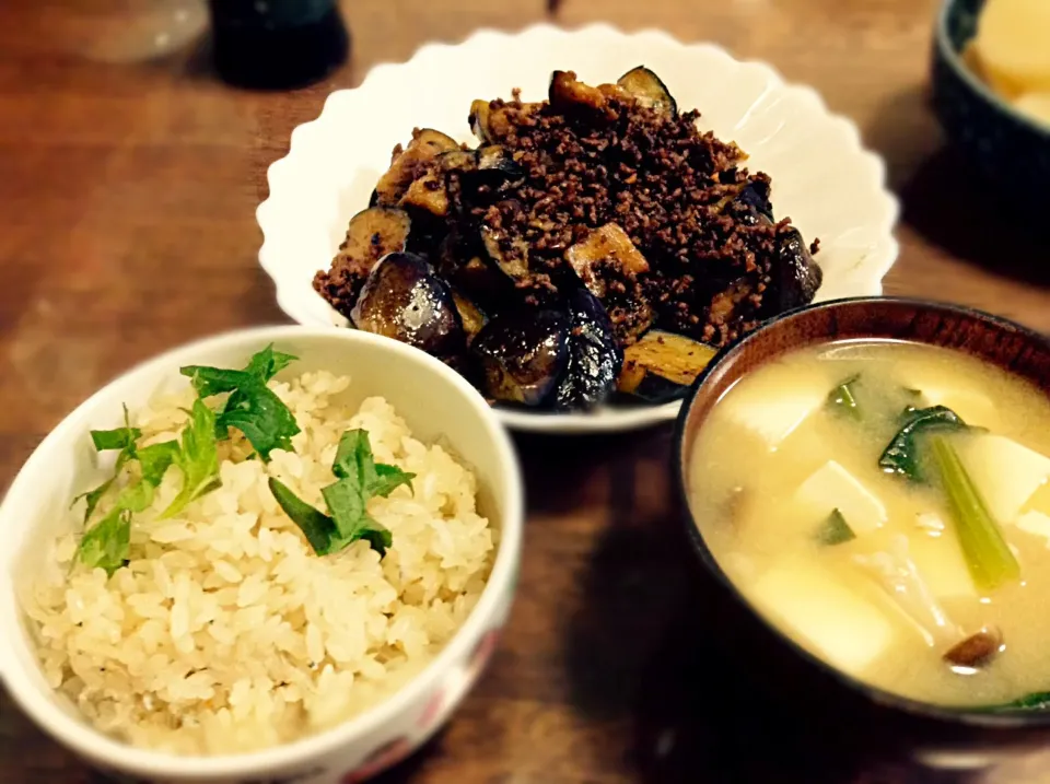 Snapdishの料理写真:しらすご飯 ナスとひき肉の甘辛炒め 豆腐としめじとほうれん草の味噌汁|Eins1173さん