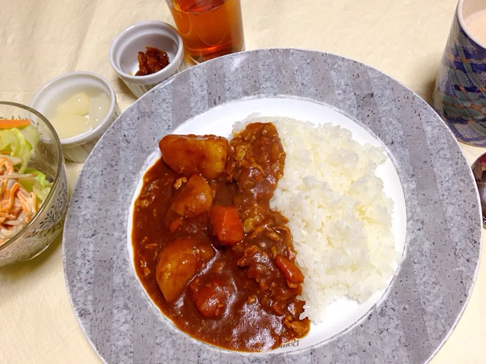 Snapdishの料理写真:今日は遅くなるのがわかっていたので、昨夜のうちにカレーを作っておきました。牛蒡と人参を細切りして茹でて、マヨネーズと醤油と練りゴマ和えてレタスに載せたサラダ。カレー。らっきょう、福神漬け。マサラチャイ。|Keiko Moritaさん