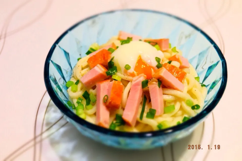 Snapdishの料理写真:温玉のせカルボナーラうどん|こはるびよりさん