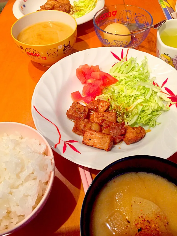 Snapdishの料理写真:サイコロステーキ  ペッパー醤油味、サラダ、山芋と大根のお味噌汁、冷凍卵の出汁醤油がけ|ch＊K*∀o(^^*)♪さん