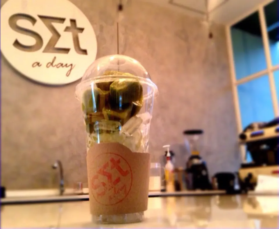 Green tea latte in green tea ice tube|Kim Pakinyさん