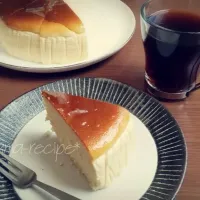 Snapdishの料理写真:急いでカットしたらぽそぽそ~(๑•́︿•̀๑) 本日は母の誕生日だったのでチーズケーキ焼きました♥