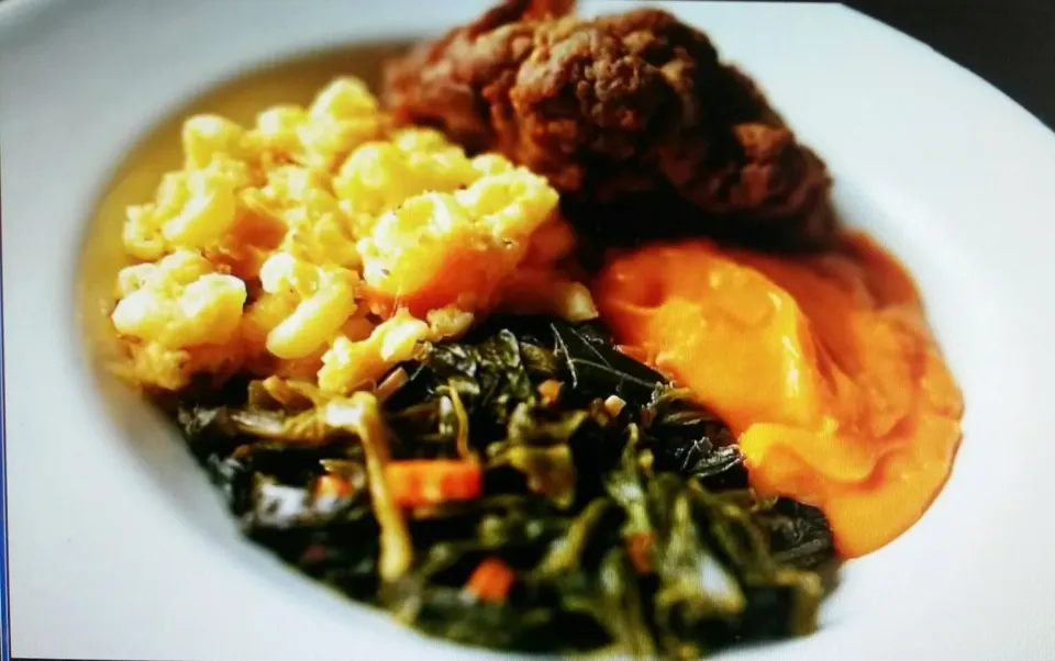 stir fried collards, mac and cheese, sweet potato puree and turkey tails|Alisa Robinsonさん