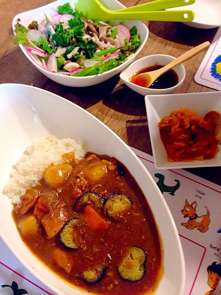 Snapdishの料理写真:茄子とチキンのカレー🍛🍆菜花とキノコのホットサラダ🍄🍀|まみりんごさん