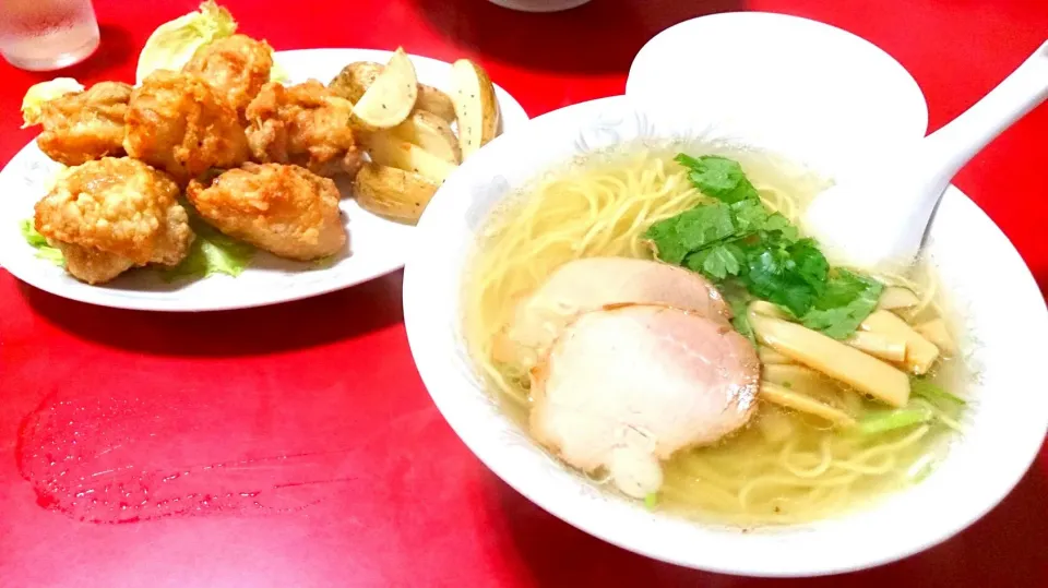 Snapdishの料理写真:函館 塩ラーメンとザンギ|おたかさん