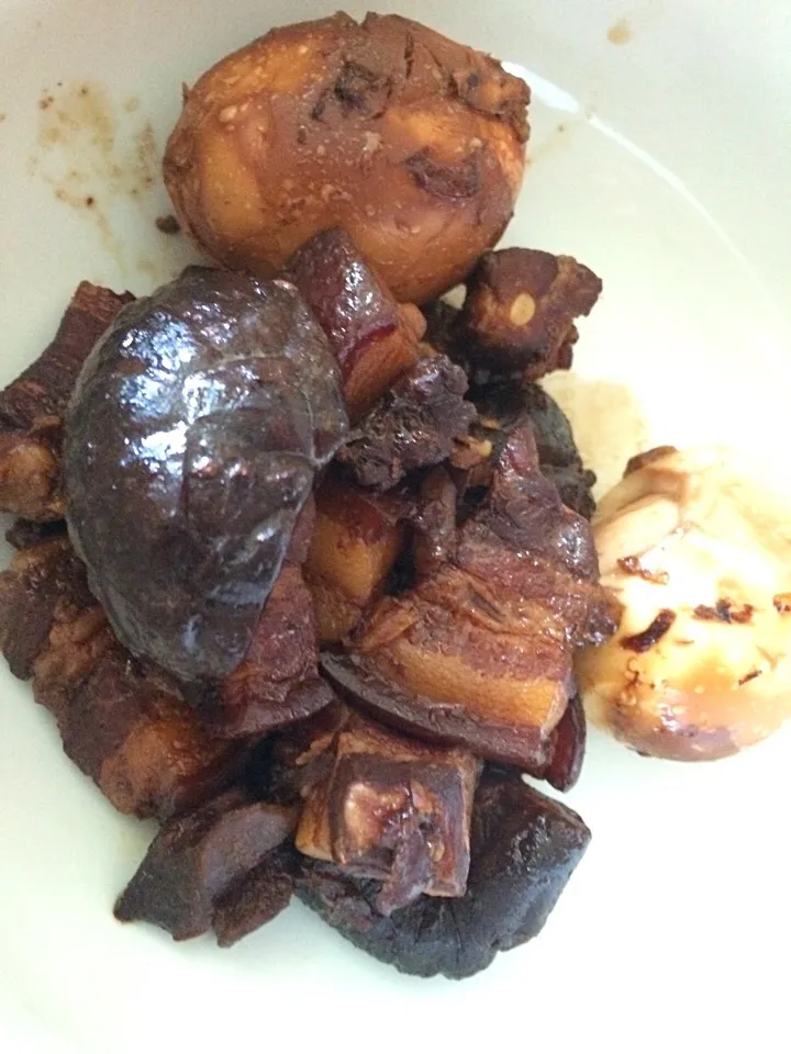 Braised pork belly with mushrooms and egg|Ong Sor Fernさん