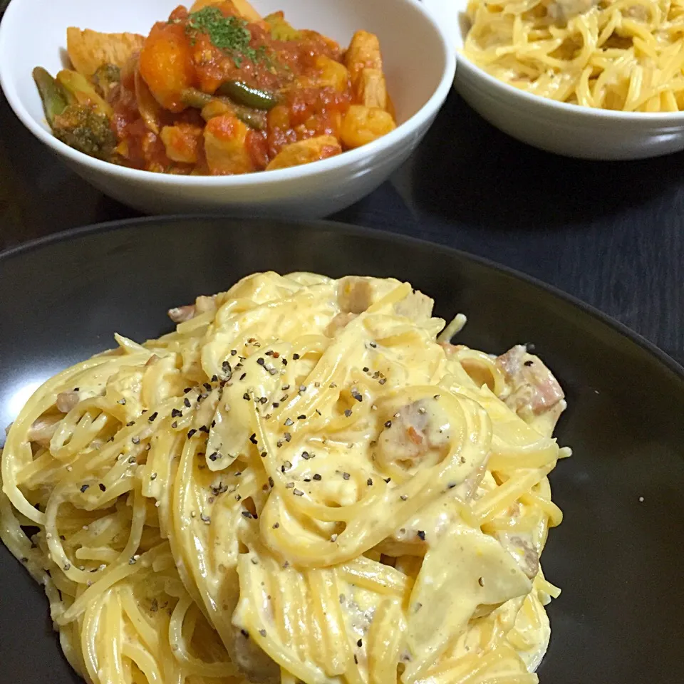 Snapdishの料理写真:今日の晩ご飯は、自家製ハムのカルボナーラ、鶏肉と野菜のトマト煮。|ゆえさん