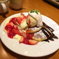 Snapdishの料理写真:【Denny's】苺のロマノフパンケーキ|ヒロさん