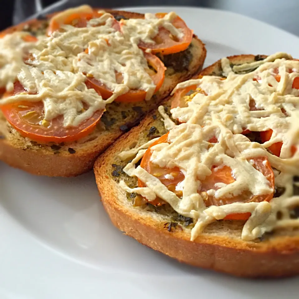 Vegan Pesto Tomato Cheese Toast|T.E.Dennisさん