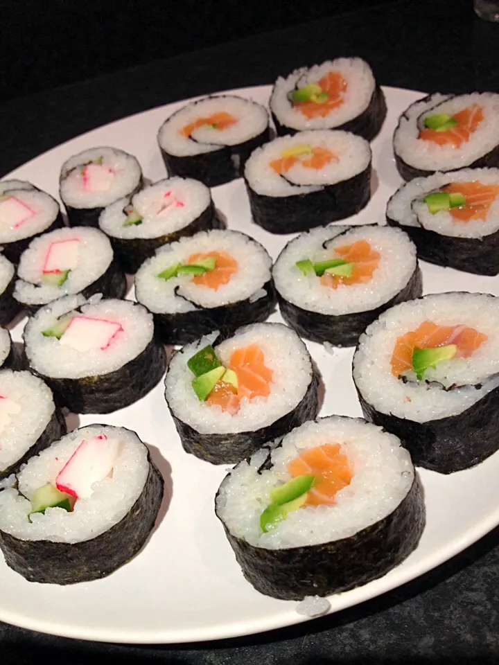 Sushi with salmon, avocado, surimi and cucumber|Angieさん