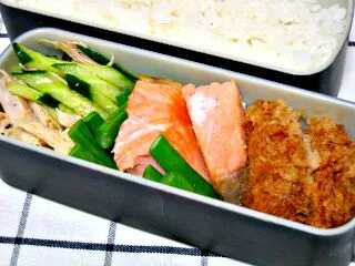 お弁当（ご飯、コロッケ、もやしときゅうりのナムル、いんげん、焼き魚（鱒））|すーさん