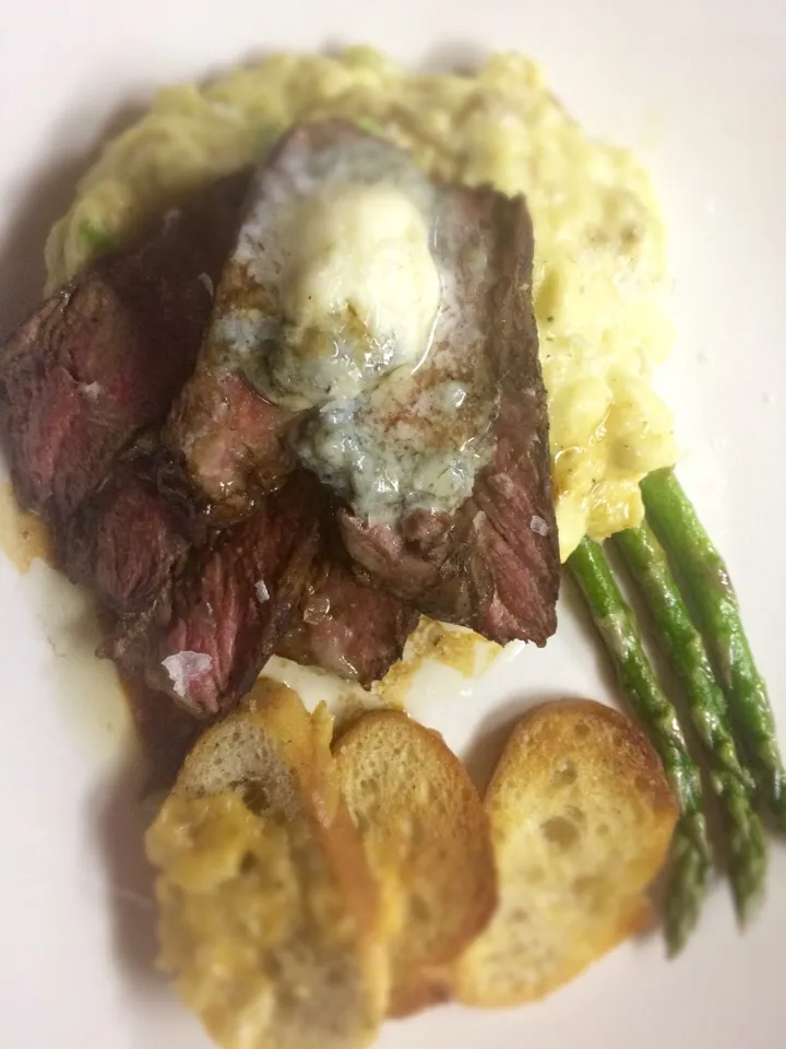 Grilled ribeye, with bleu cheese butter, garlic mashed potatoes, grilled asparagus and parmesan crostini|Ruby1228さん