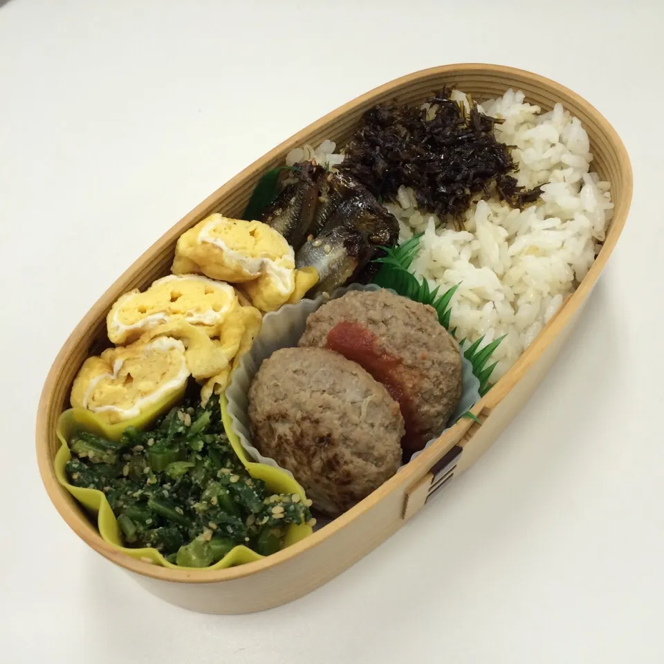 Snapdishの料理写真:弁当（ハンバーグ、ししゃも味醂、玉子焼き、春菊ごま和え、昆布佃煮）|SasaMasa213さん