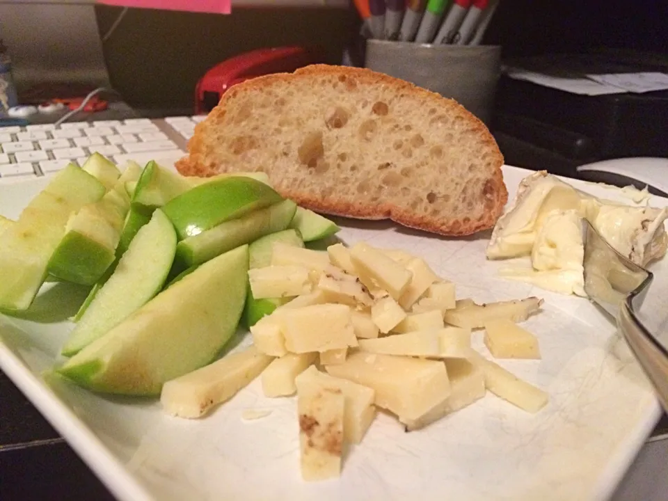 Apples cheese and bread|shykneehighkneeさん