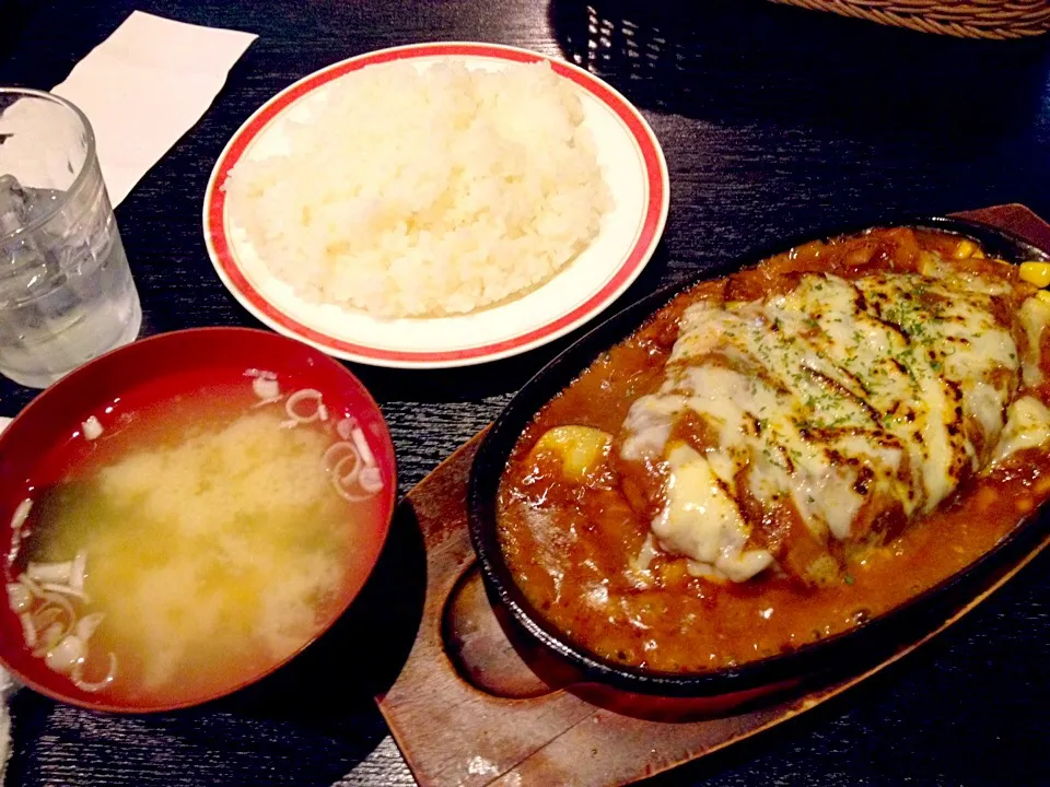 ハヤシ煮込み焼きチーズハンバーグ980円也|秋山知隆さん