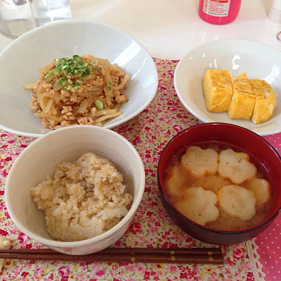 大根とひき肉のそぼろ炒め、たまご焼き、お麩のお味噌汁、発芽玄米|にゅきさん