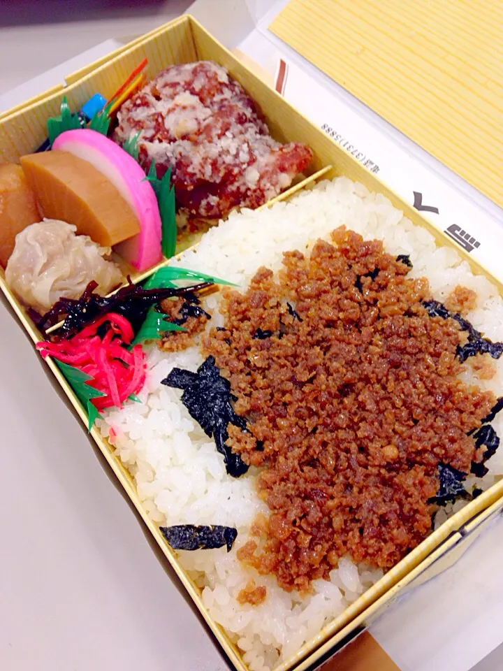 Snapdishの料理写真:鳥久のそぼろ弁当|Rin Takamuraさん