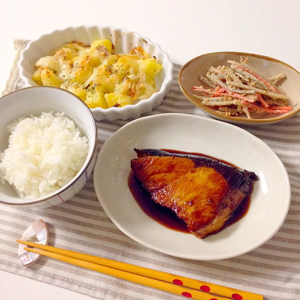 ブリの照り焼き・ポテトの味噌マヨネーズ焼き・ごぼうと人参のゴマ和え|Accaさん