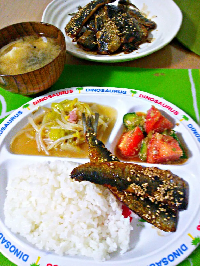 ☆鰯の蒲焼き＊白菜とﾍﾞｰｺﾝとろとろ煮ﾓﾔｼ入り＊トマトと胡瓜の中かｻﾗﾀﾞ＊豆腐ｼﾒｼﾞ味噌汁とろろ昆布入り＊ごはん|ｼｮｺﾗさん