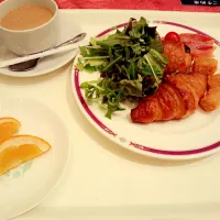 Snapdishの料理写真:ホテルの朝食（´-`）.｡oO|＊ まゆ .*･ﾟさん