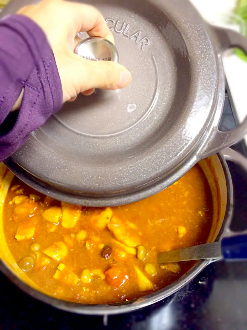 安納芋を入れたカレーです！トマト、玉ねぎ、豆、鳥肉、ニンニク、生姜、ヨーグルト、クミンやコリアンダー、カルダモン、ターメリックまだ色々入れました。|Yuriko Murataさん