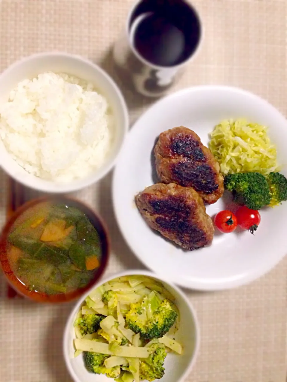 ほうれん草と人参の味噌汁&北海道産ハンバーグ&ポテトブロッコリーのマヨ炒め💕|あゆかさん