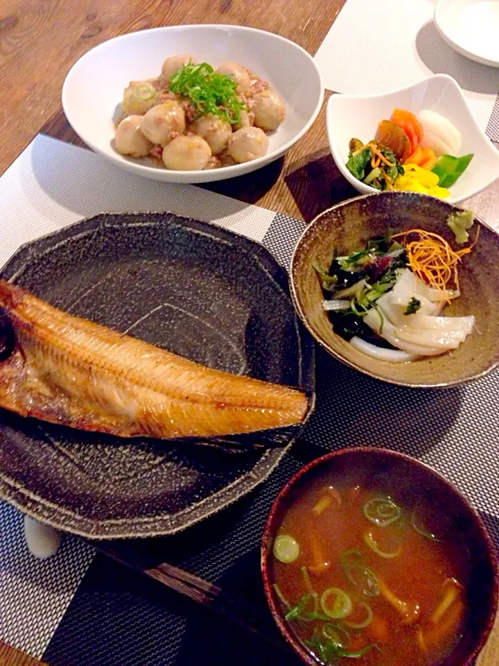 今日は和食🍚ホッケ開き、小芋のそぼろ餡、スルメイカと海藻の和え物、お漬物、なめことお豆腐のお味噌汁💛|まみりんごさん