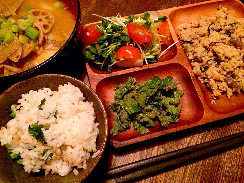 蓮根と餅巾着入り酒粕豚汁と大根葉麦入りご飯とサラダと菜の花の辛子胡麻マヨ和えと卯の花|トキロックさん