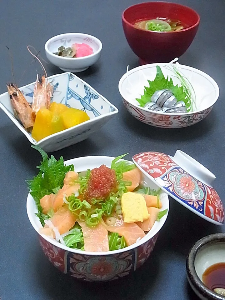 今晩は、サーモン丼 大根 水菜 シソ とびっこ フラン、きびなごのお造り、南瓜の海老だし煮、赤カブのあちゃら漬け、じゃがいもと玉ねぎの味噌汁

コストコのアトランティックサーモンで丼。養殖物ですが生で空輸されているので美味しい！天然の鮭には寄生虫がいて生食は危険。養殖物は寄生虫を持っている野生動物の侵入を防いでいるので|akazawa3さん