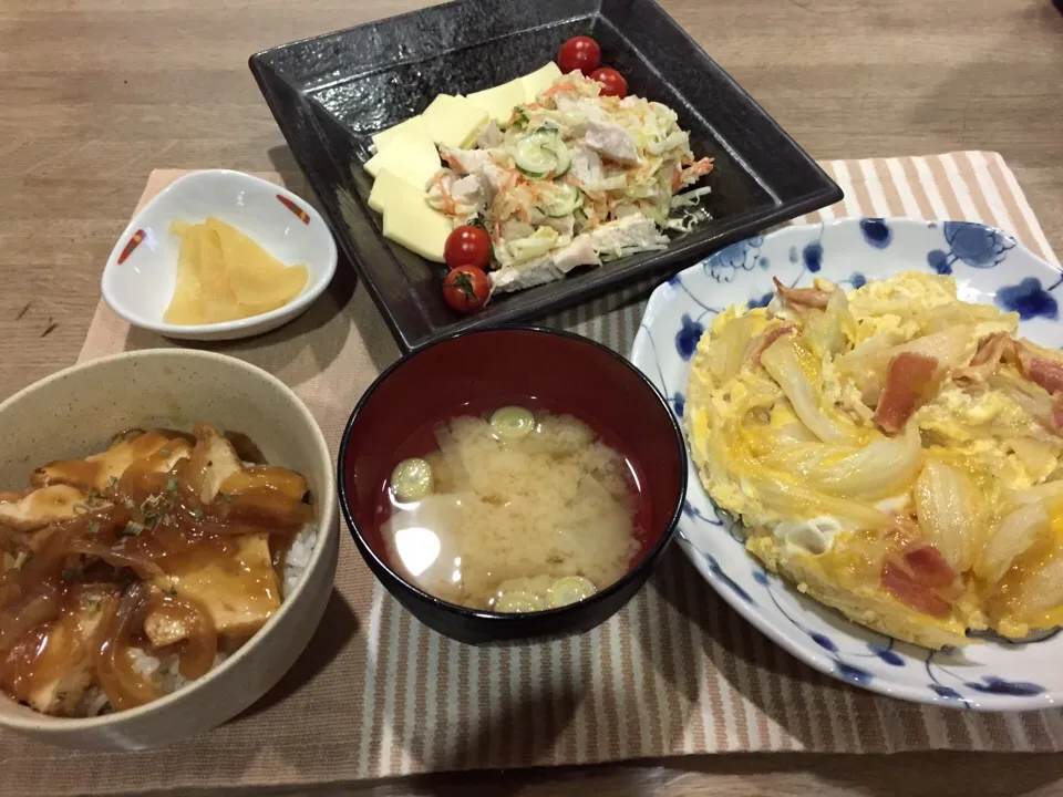 すき焼き風厚揚げ丼・ベーコンと白菜のコンソメワイン蒸し卵とじ・チキンコールスローとチーズ・漬け物・大根とキンキあら味噌汁|まーままさん