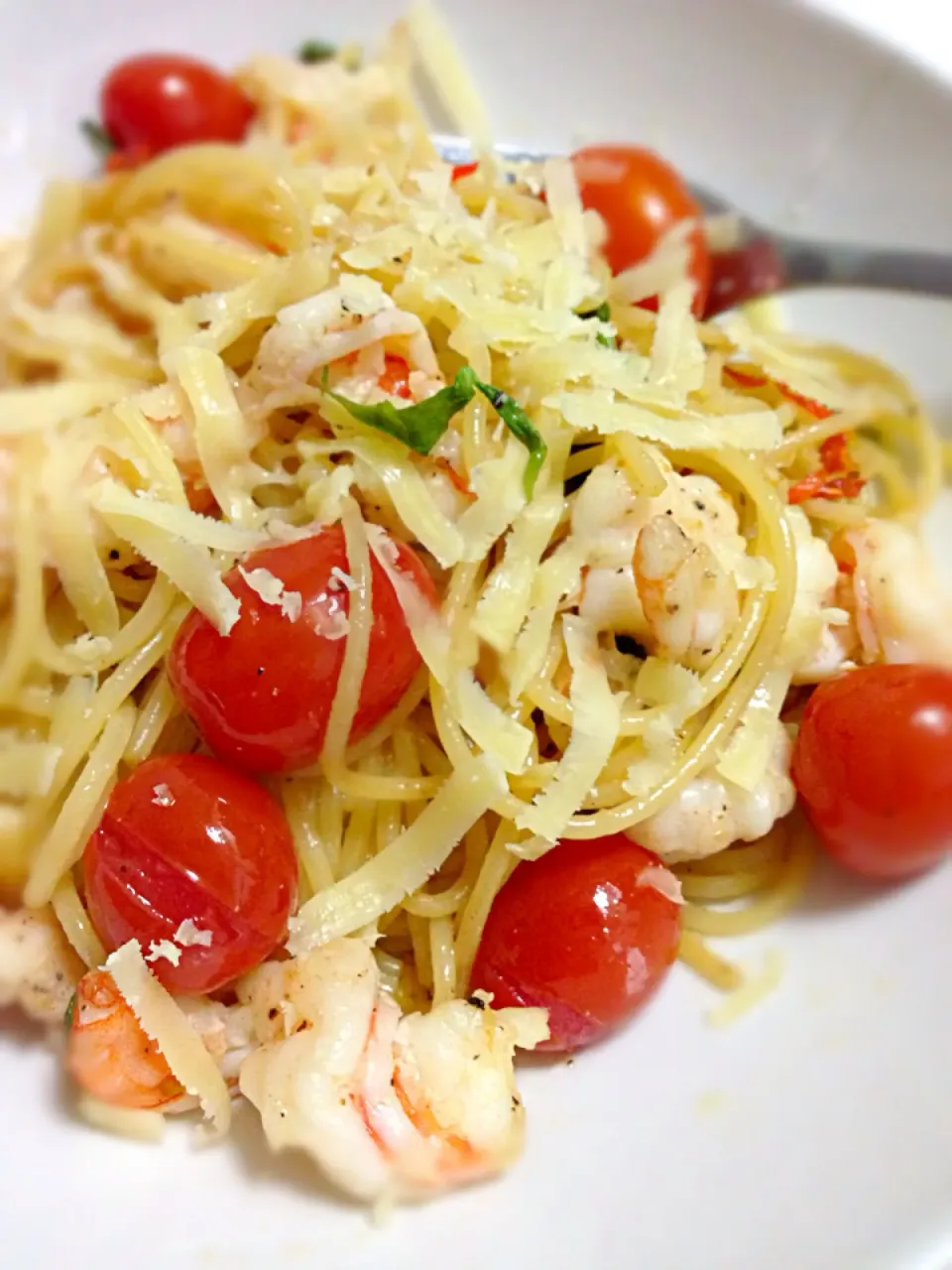 Spaghetti aglio olio with prawns and cherry toms|karen limさん