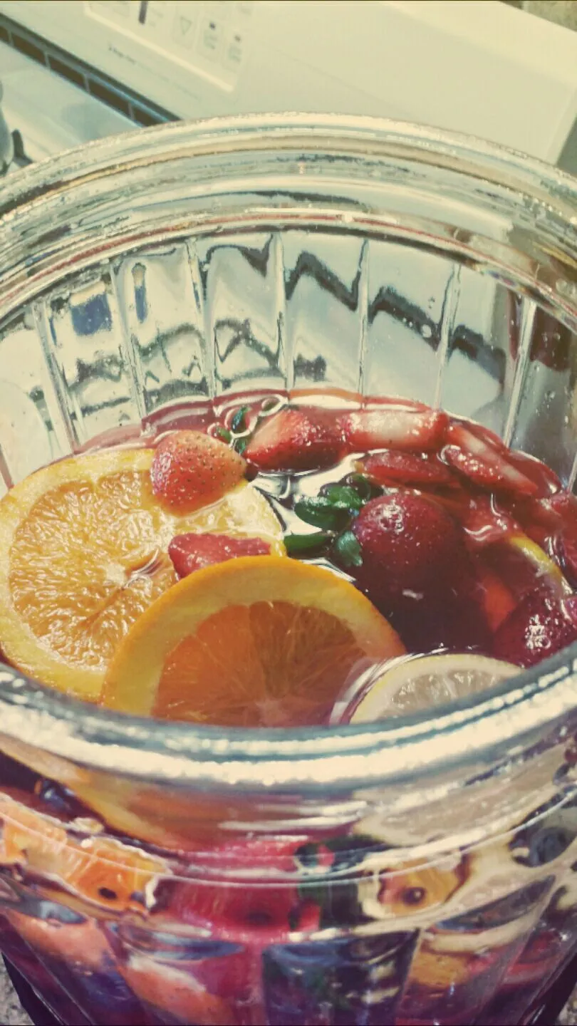 Snapdishの料理写真:Strawberry Sangria|Chelleさん