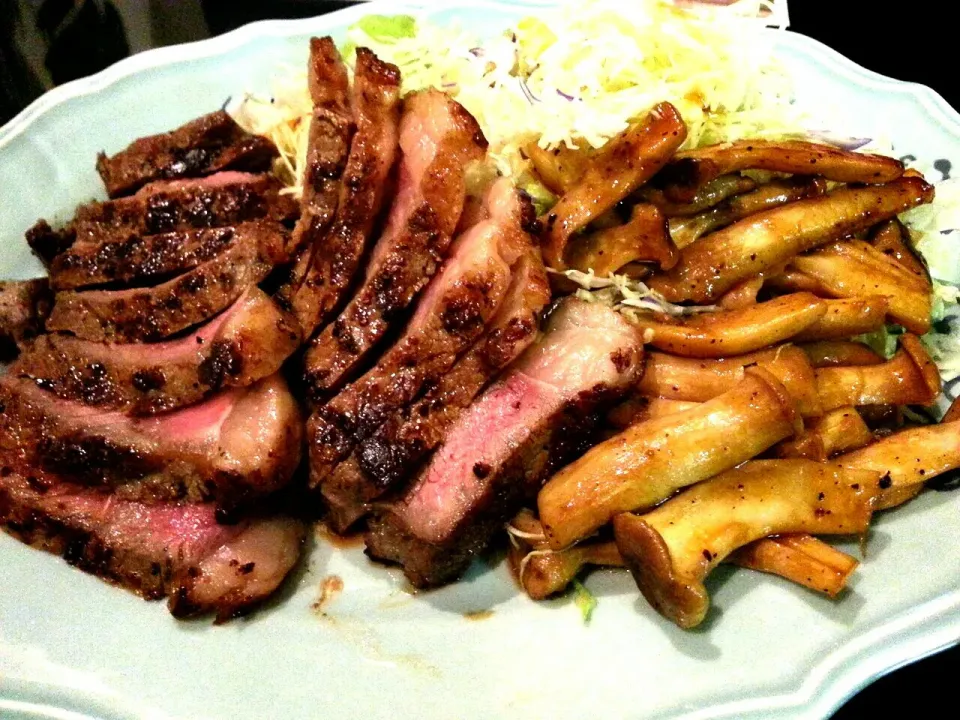 Snapdishの料理写真:旦那の手作りシリーズ♪　ステーキ&エリンギソテー☆☆☆　Sirloin steak and eringe mushroom saute with garlic butter and soy sause.|BUBUさん