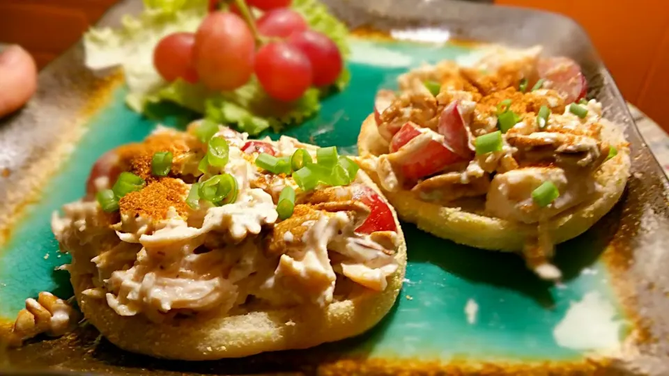 Snapdishの料理写真:Chicken salad on English Muffins #Chicken #Salad #englishmuffin #food|Suzanne Harrisさん