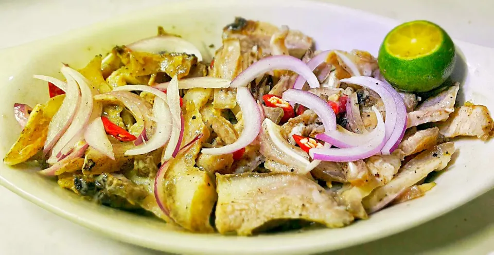 Ilocos "Dinakdakan". - a Filipino dish. Grilled Pork Belly, sliced into bits. With vinegar, onion, ginger and chili. Best with beer. 

 #dinakdakan|Eugrafia RVさん