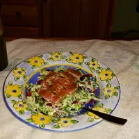 Kale and cranberry salad with seared ahi tuna and wasabi dressing. To drink, a blueberry, passion fruit, mint and greens juice.|Haley KandiEyes Peelさん