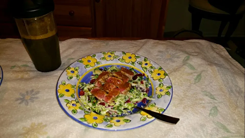 Kale and cranberry salad with seared ahi tuna and wasabi dressing. To drink, a blueberry, passion fruit, mint and greens juice.|Haley KandiEyes Peelさん