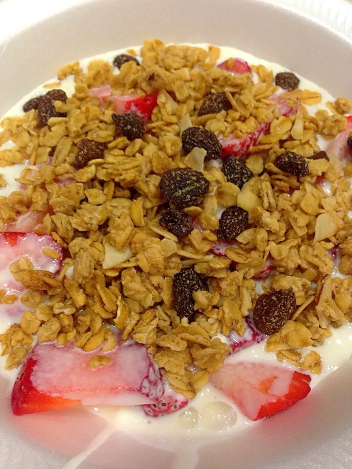 Dessert ( Strawberries & Cream topped with almond & raisin granola )|killyさん