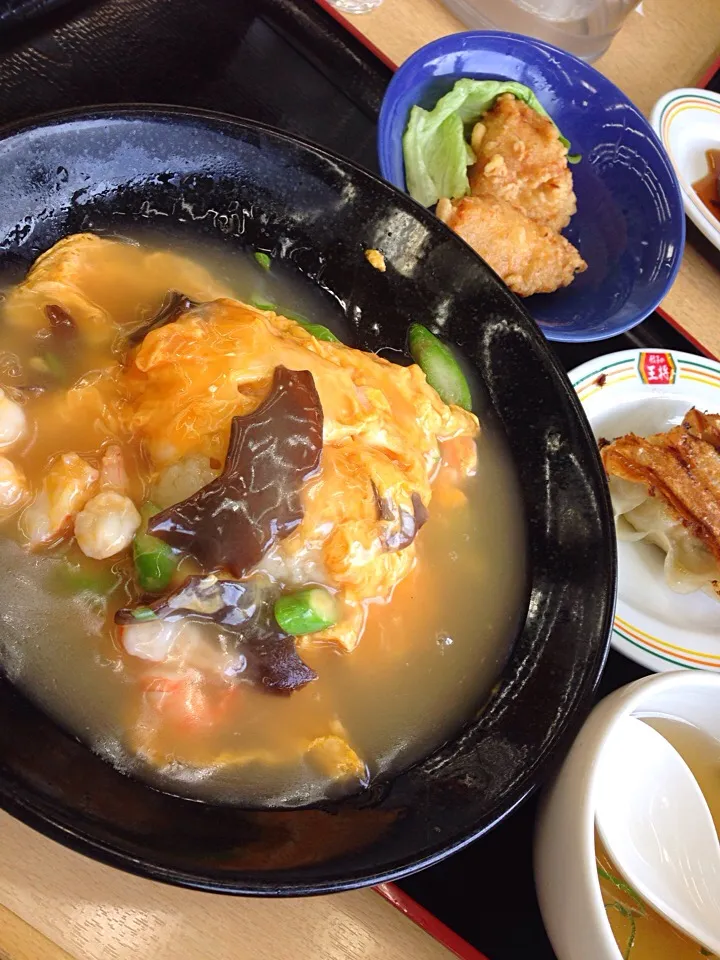 ★LUNCH★ 

《餃子の王将》に入りました💨

極王天津飯セット|伍龍やすさん