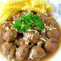 Snapdishの料理写真:meatball  with  fries  and  black  pepper  sauce|Lynda Hamidonさん