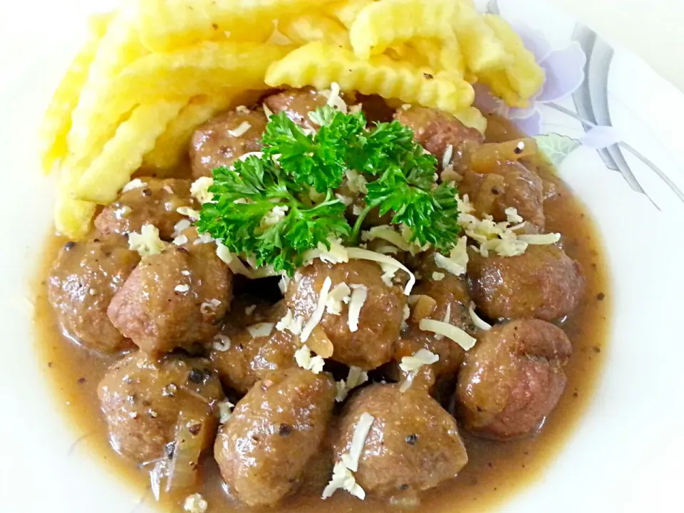 meatball  with  fries  and  black  pepper  sauce|Lynda Hamidonさん