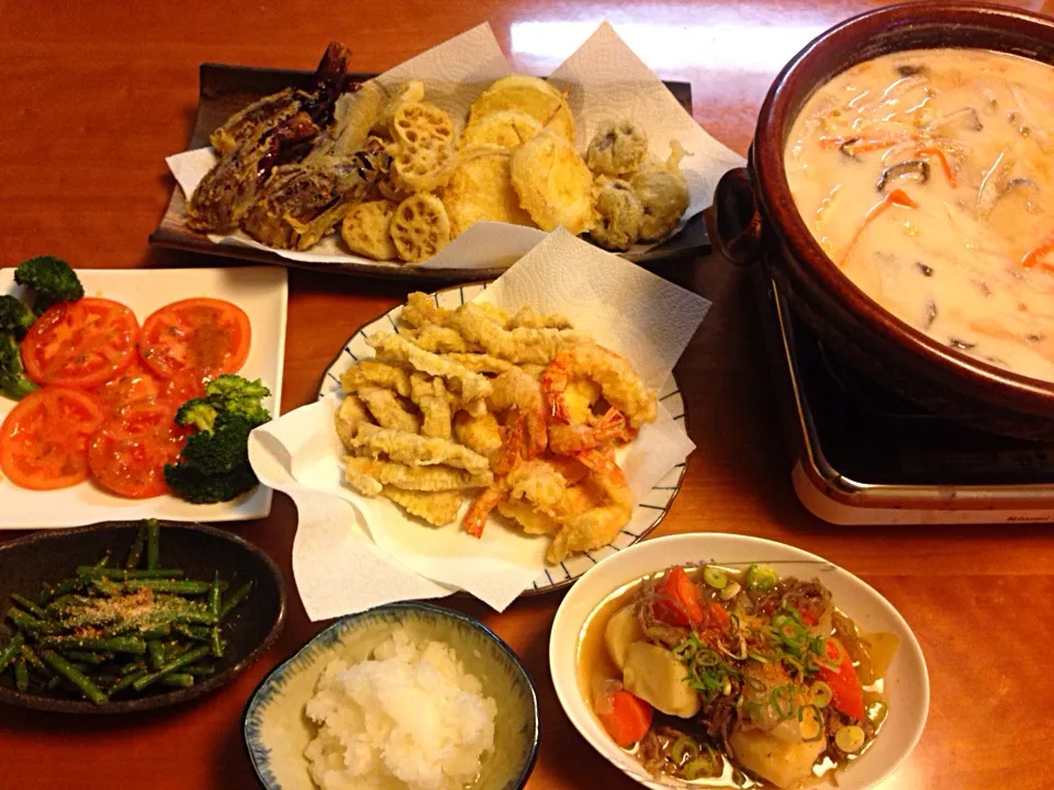 1月19日の晩御飯‼︎  天ぷら  肉じゃが  インゲン胡麻和え  トマトスライス  粕汁〜‼︎|みゆさん