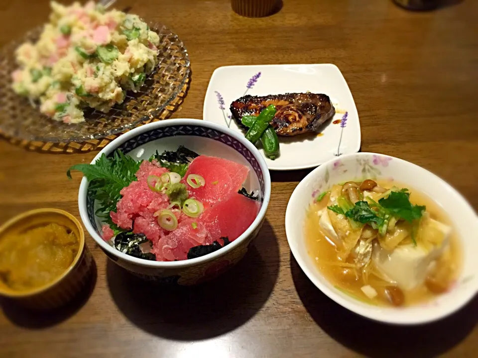 今日の夕飯♪まぐろ丼、ぶりの照り焼き、豆腐と油揚げのいとこ煮、ポテトサラダ、安納芋のスイートポテト(^^)|Ayaさん