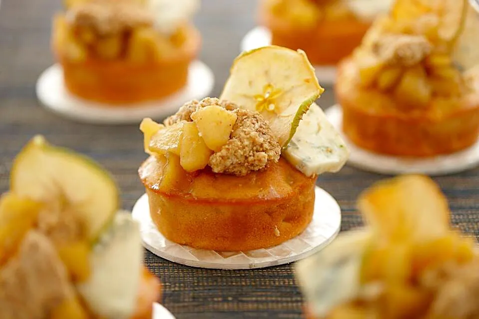 Apple cake, sautéed apple, apple crumble & blue cheese!|Fleurさん